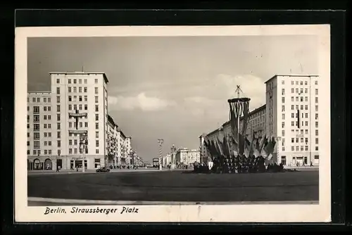 AK Berlin, Straussberger Platz mit Geschäft