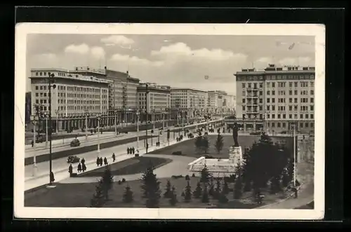 AK Berlin, Stalinallee mit Stalindenkmal