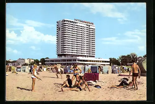 AK Rostock-Warnemünde, Strandpartie mit Blick zum Hotel Neptun