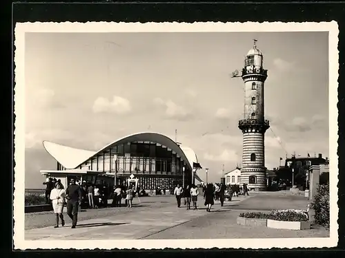 AK Warnemünde, Gebäudeansicht und Leuchtturm