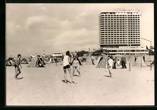 AK Warnemünde, Strandpartie mit Blick zum Hotel Neptun