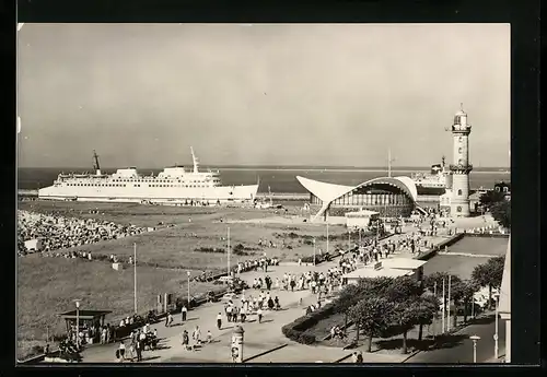 AK Warnemünde, Fährschiff an der Mole und Konsum-Gaststätte Teepott