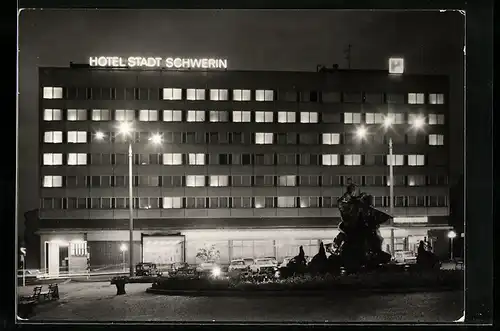 AK Schwerin, Hotel Stadt Schwerin bei Nacht