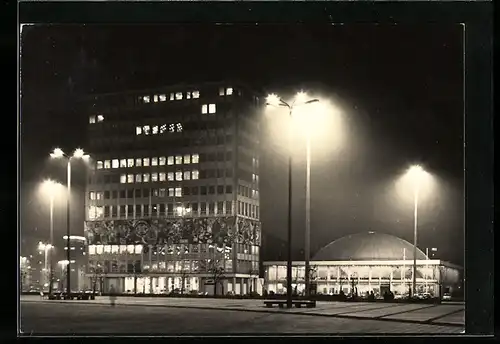 AK Berlin, Haus des Lehrers mit Kongresshalle bei Nacht