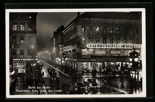 AK Berlin, Strasseneck Friedrichstrasse und Unter den Linden mit Cafe & Restaurant König bei Nacht
