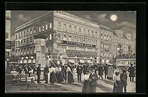 AK Berlin, Strasseneck Friedrichstrasse und Unter den Linden mit Cafe Victoria bei Mondschein