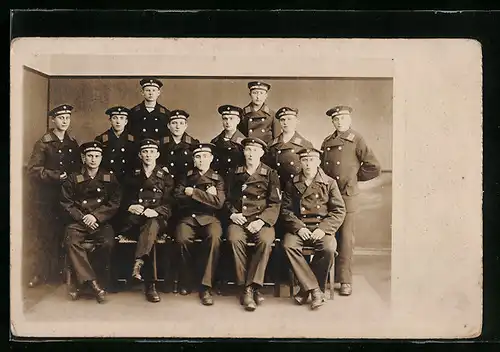 Foto-AK Matrosen in Uniform mit Mützenband Torpedo-Division