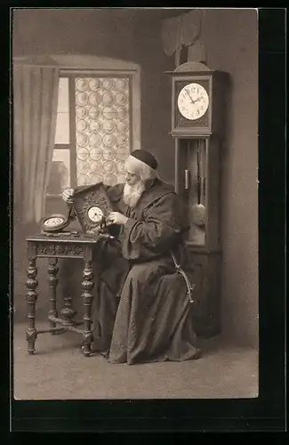 AK Mönch stellt die Uhr