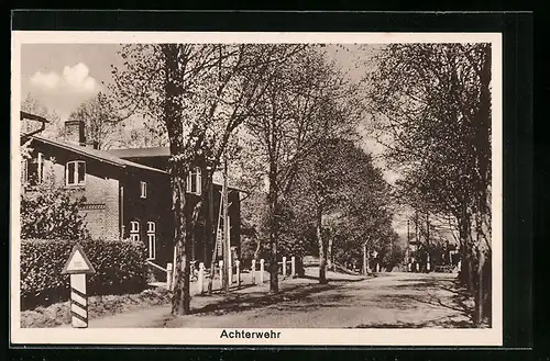 AK Achterwehr, Strassenpartie mit Bäumen