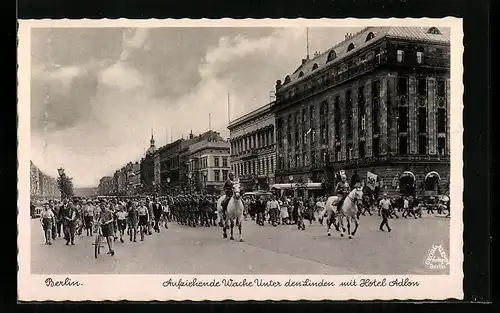 AK Berlin, Aufziehende Wache Unter den Linden mit Hotel Adlon