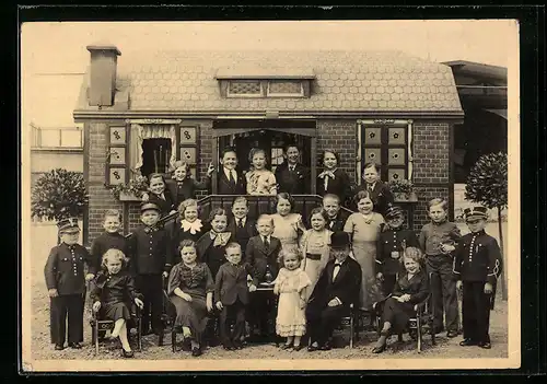 AK Liliputaner vor einem Haus