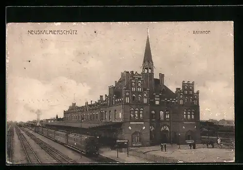 AK Neuskalmierschütz, Bahnhof mit haltendem Zug