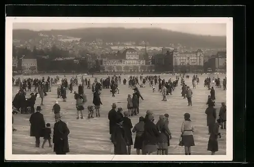 AK Zürich, Seegfrörne 1929, Schlittschuhläufer und Eisstossspieler auf dem Zürichsee