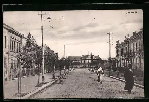 AK Jaromer, Strassenpartie mit Passanten