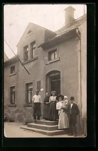 Foto-AK Wechselburg, Haus Fischer, Eigentümerfamilie am Eingang