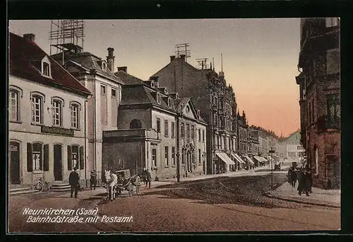 AK Neunkirchen /Saar, Bahnhofstrasse mit Postamt und Wagen