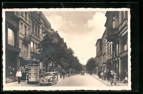 AK Wesel /Rh., Hindenburgstrasse mit Buchhandlung Schelte, Passanten und Automobilen