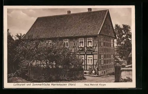 AK Harriehausen /Harz, Haus Heinrich Karges, mit zwei Frauen und Kind