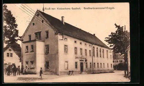 AK Grosshartmannsdorf /Erzgeb., Klotzschens Gasthof mit Kutsche und Nachbarhäusern