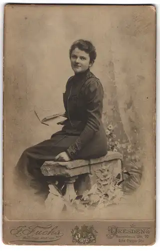 Fotografie I. Fuchs, Dresden, Waisenhaus Str. 16, Hübsche Junge Frau mit geöffnetem Buch