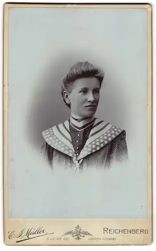 Fotografie E. I. Müller, Reichenberg, Bismarck-Platz 16, Hübsche Frau in gemustertem Kleid
