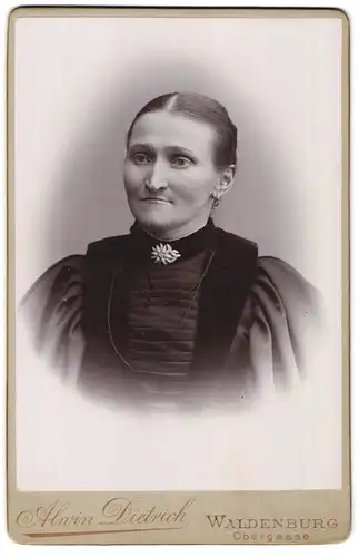 Fotografie Alwin Dietrich, Waldenburg, Obergasse, Bürgerliche im Sonntagskleid