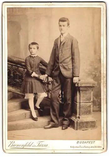 Fotografie Bienenfeld és Társa, Budapest, Király utcza 25, eleganter Herr mit seiner jüngeren Schwester