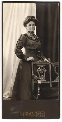 Fotografie A. Fiedler, München, Lindwurmstr. 111, Elegante junge Frau in edlem Kleid