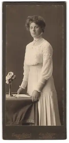 Fotografie Georg Maier, Kiel-Gaarden, Kaiserstrasse 7, Hübsche Dame in weissem Kleid an einem Tischchen