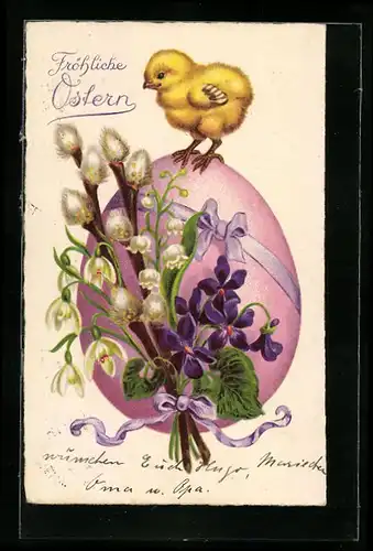 AK Osterküken sitzt auf einem Osterei, Blumenstrauss