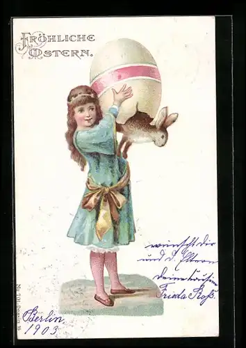 AK Fröhliche Ostern, Mädchen hebt ein bemaltes Osterei mit Osterhasen hoch