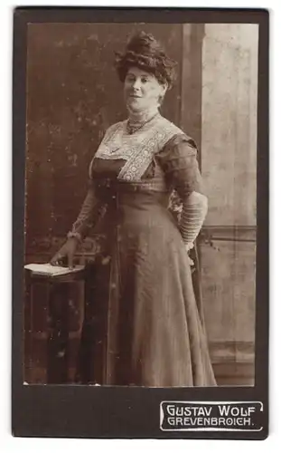 Fotografie Gustav Wolf, Grevenbroich, Bürgerliche Dame mit Hochsteckfrisur