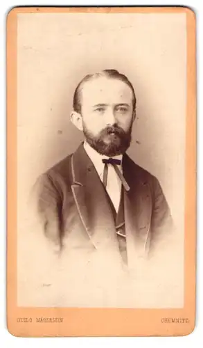 Fotografie Guido Mägerlein, Chemnitz, Eleganter Herr mit Vollbart