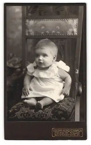 Fotografie Oscar Herchenbach, Neheim a. Ruhr, Bahnhofstr. 51, Süsses Kleinkind im Hemd mit nackigen Füssen