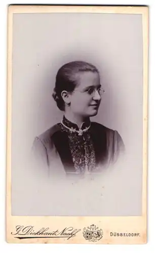 Fotografie G. Wohlfahrt, Düsseldorf, Friedrichstr. 46, Junge Dame mit Flechtfrisur und Brille