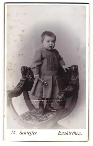 Fotografie M. Schieffer, Euskirchen, Kleines Kind im Kleid