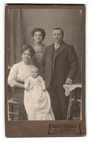 Fotografie Bernh. Krause, Kiel, Ringstr. 83, Bürgerliches Paar und junge Frau mit Baby