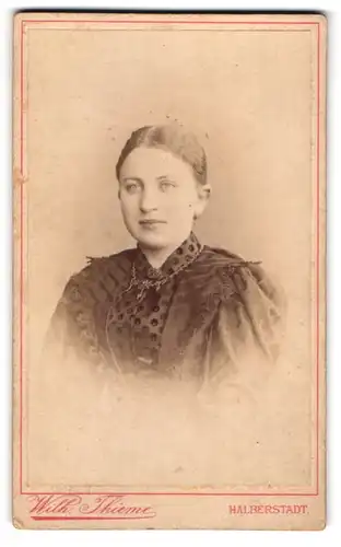 Fotografie Wilh. Thieme, Halberstadt, Junge Dame mit zurückgebundenem Haar