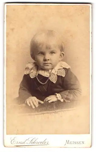 Fotografie Ernst Schroeter, Meissen, Obergasse 597, Kleines Kind in modischer Kleidung