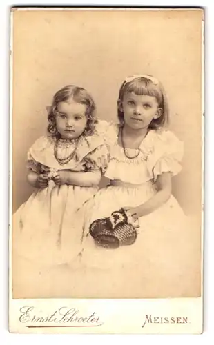 Fotografie Ernst Schroeter, Meissen, Zwei Mädchen in hübschen Kleidern