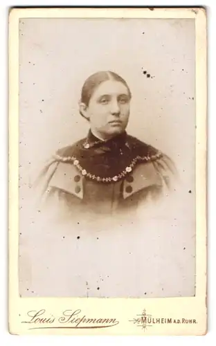 Fotografie Louis Siepmann, Mülheim a. d. Ruhr, Kettenbrückstr. 13, Junge Dame in modischer Kleidung