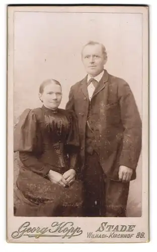 Fotografie Georg Kopp, Stade, Wilhadi-Kirchhof 86, Ehepaar in modischer Kleidung