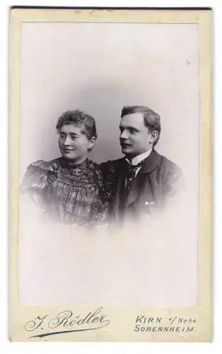 Fotografie J. Rödler, Kirn a. Nahe, Junges Paar in modischer Kleidung