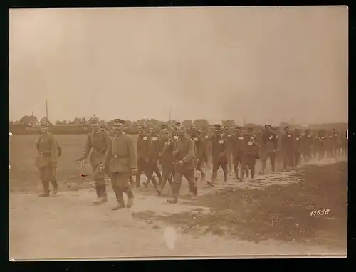 Fotografie 1.WK, Kriegsgefangene amerikanische POW's werden in ein Gefangenenlager verbracht