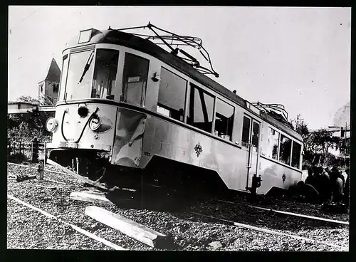 Fotografie Kleinholz, Köln, Strassenbahn-Triebwagen Nr. 1092 d. KVB - Kölner Verkehrsbetriebe nach einem Unfall entgleist