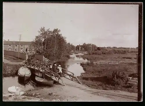 Fotografie Ludwig Carstens, Hamburg, Ansicht Gamlakarleby - Kokkola / Finnland, Uferpartie mit Brücke im Ort