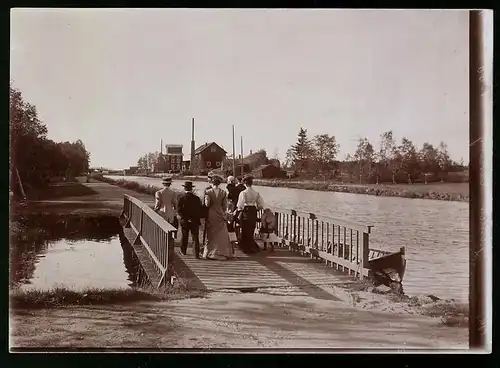 Fotografie Ludwig Carstens, Hamburg, Ansicht Gamlakarleby - Kokkola / Finnland, Brücke mit Flusslauf im Ort