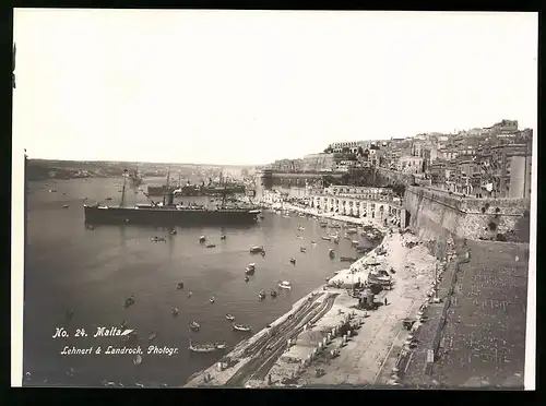 Fotografie Lehnert & Landrock, Nr. 24, Ansicht Valletta / Malta, Blick über den Hafen, Schiffe werden Be - und Entladen