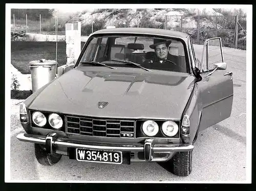 Fotografie Auto Rover TC, Stolzer Fahrer im PKW mit Kennzeichen W354.819