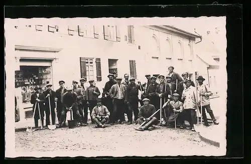 Foto-AK Strassenbaumannschaft mit Hacke und Spaten